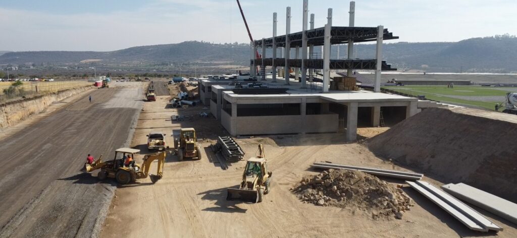 renta retroexcavadoras estadio de los conspiradores